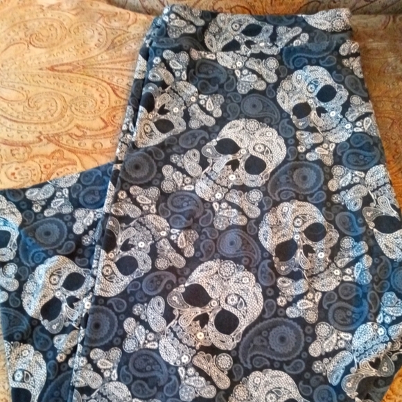 Time and Tru Pants - EUC - 2XG/XXL Time and Tru La Muerte Leggings